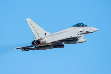 Obraz premium Aviación militar. Reactor militar despegando