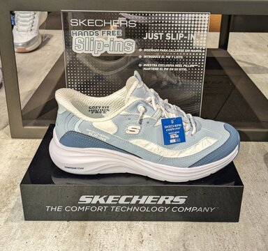 Expositor con calzado Skechers Slip-ins hands free en una tienda Skechers, Madrid, Espa&ntilde;a, 9 de febrero de 2026