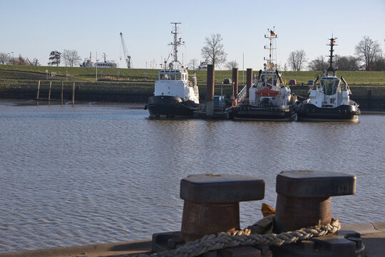 Schlepper im Hafen mit Pollern im Vordergrund