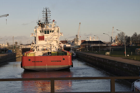 Arbeitsschiff in Seeschleuse im Hafen von Emden