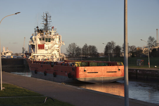 Arbeitsschiff in Seeschleuse im Hafen von Emden