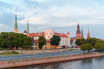 Obraz premium The Riga Palace building and the tower of the Dome Church in the city of Riga, Latvia The river dune is visible The photo was taken in the evening