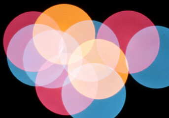 Obraz premium A colorful abstract design of overlapping circles on a black background