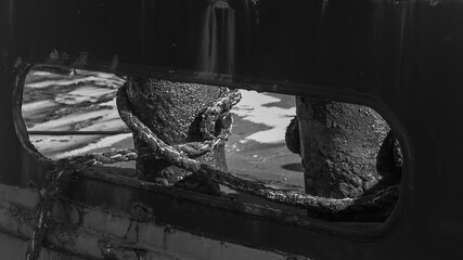 Schwarzweißaufnahme von maritimen Motiven, eines alten Schiffes. © Mike