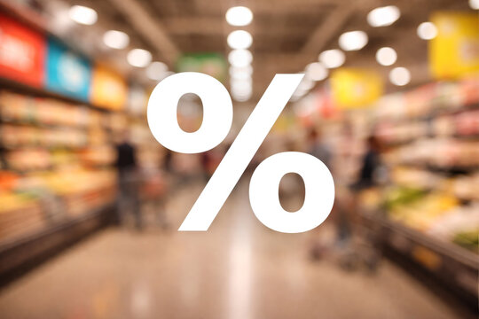 Gro&szlig;es rotes Prozentzeichen im Vordergrund eines unscharfen Supermarkts &ndash; Symbolbild f&uuml;r Rabatt, Sonderangebot, Sale, Preisnachlass und Einzelhandel.