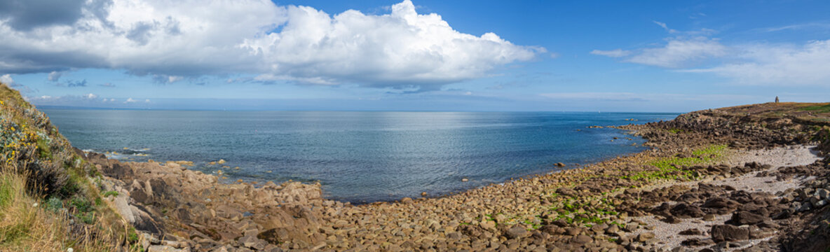 Paisaje panor&aacute;mico de Carentan Cap-L&eacute;vi, en la costa de la Normand&iacute;a Francesa, con el mar azul sobre cielo con nube blanca, viajando en verano de 2022