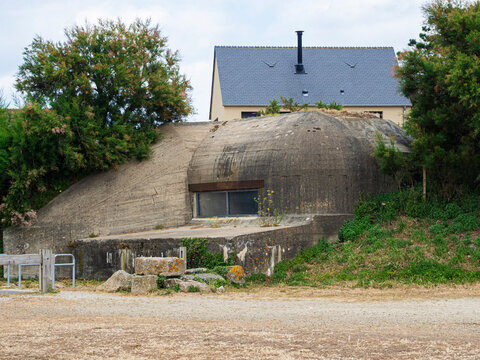 Vista de un bunker de guerra con una casa encima en el pueblo de Barfleur, viajando por la Normand&iacute;a francesa en verano de 2022