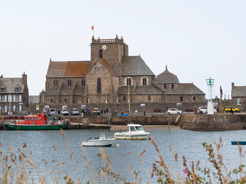 Vista de la Iglesia rom&aacute;nica de San Nicol&aacute;s, del puerto de Barfleur, monumento hist&oacute;rico en uno de los pueblos m&aacute;s bonitos de Francia, viajando en verano 2022