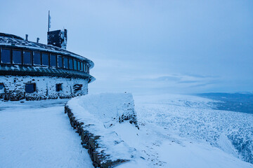 Wysokogórskie Obserwatorium Meteorologiczne na Śnieżce, zimą, w lodzie i mrozie, Karkonosze, Polskie góry © krzys ser