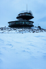 Wysokogórskie Obserwatorium Meteorologiczne na Śnieżce, zimą, w lodzie i mrozie, Karkonosze, Polskie góry © krzys ser