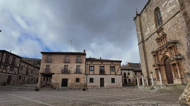 Timelapse Pe&ntilde;aranda de duero main square historic architecture