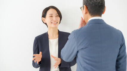 会話をする男女　ビジネス