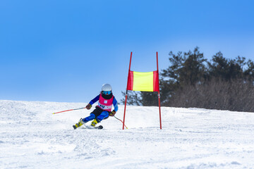 スキー競技の練習をする女子選手