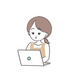 驚き顔でパソコンを操作するエプロン姿の女性