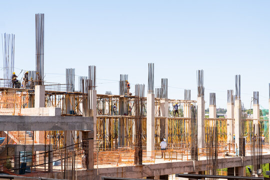 Ciudad del Este, Paraguay, Hombres trabajando construyendo un edificio.