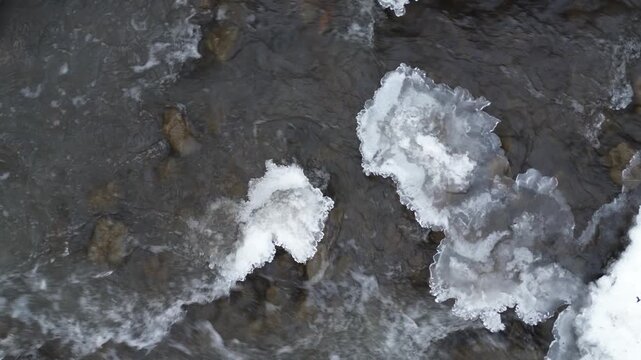 Rivi&egrave;re gel&eacute;e dans la for&ecirc;t en hiver. Magnifique paysage hivernal avec sa rivi&egrave;re gel&eacute;e. Paysage d'hiver au drone. Neige sur la rivi&egrave;re.
