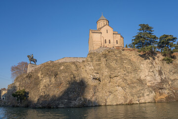 Georgia. Metekhi Temple and Vakhtang Gorgasali Monument in Tbilisi on a rock on the banks of the Kura River. © Александр Параев