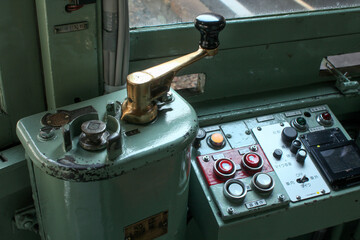 レトロな路面電車の運転席