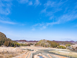 果てなく広がる青空。里山を包む春の息吹