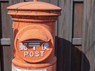 時を止めた朱色。路地裏に佇む懐かしの丸ポスト