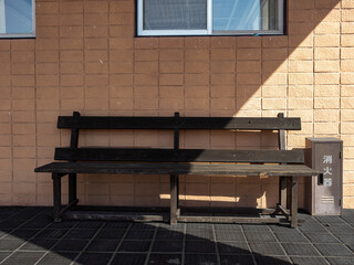 光と影が描く。静寂に佇むノスタルジックなベンチ