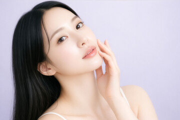 透明感あふれる素肌とみずみずしいツヤ感が際立つ若い日本人女性のビューティーポートレート、上品なラベンダー背景のコピースペースでスキンケア・コスメ広告に使える上質な美容バナー素材