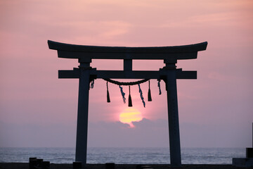 鳥居から昇る太陽
