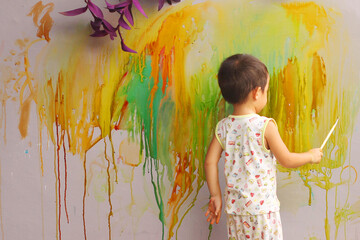 a boy painting on wall, mural © chamon