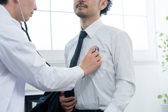 聴診器を当てる医師