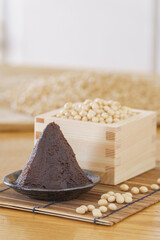 日本の食べ物・大豆と赤味噌(豆味噌)