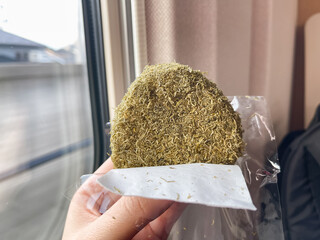 とろろ昆布おにぎりを持っている手。