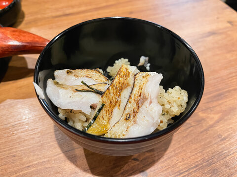 石川県で有名な魚 "のど黒" 。炙ったのど黒の切り身をご飯に乗せた "のど黒飯"。