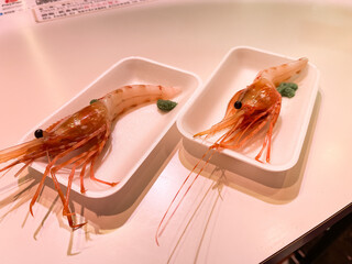 和食の刺身。生で食べられる新鮮なボタン海老。