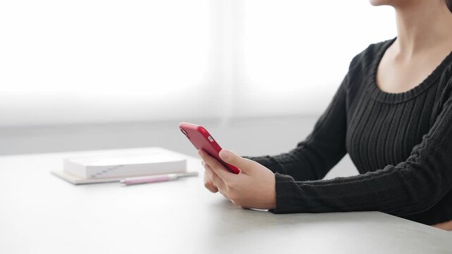 スマホ、アプリ、ノートパソコン、PC、DX、女性、セキュリティ、認証、パスキー、パスコード、パスワード、2段階認証、2FA、顔認証、スマートフォン、デジタル、操作、室内、カジュアル、オフィス、デスクワーク、仕事、作業、入力、ネットバンキング、事務、業務、女子、インターネット、オンライン、銀行、web、IT、ICT、トランスフォーメーション、ビジネス、顔なし、手元、ソフトウェア、タッチ、メール、検索