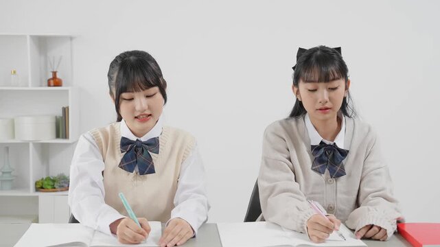 勉強、学習、友達、教室、会話、笑顔、楽しい、高校生、受験生、中学生、学生、女子高生、10代、女子、女性、少女、子供、女の子、日本人、制服、青春、教育、受験、塾、予備校、友人、二人、ノート、スクール、机、デスク、自習、可愛い、生徒、仲良し、授業、学校、おしゃべり、問題、試験、入試、室内、話す、仲間、クラスメイト、同級生、努力、頑張る、人物