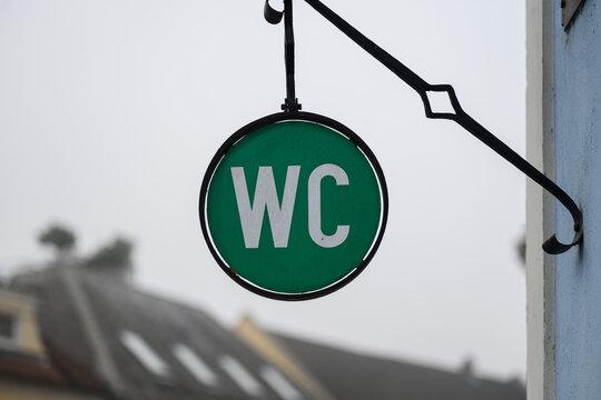 Hinweisschild zur &ouml;ffentlichen WC-Anlage