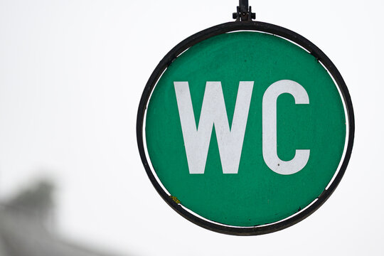 Hinweisschild zur &ouml;ffentlichen WC-Anlage
