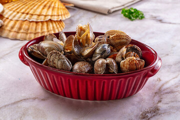 Steamed vongole clams with spices © Andrei Starostin