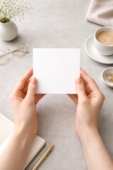 Obraz premium Hands holding blank card.