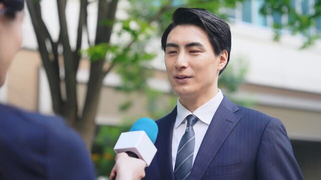 街頭インタビューを受ける男性ビジネスパーソン