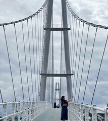 Obraz premium Urban bridge architecture with city skyline and traffic view