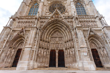Fototapeta premium Gothic Entrance and Stone Carvings of the Votivkirche Cathedral Vienna