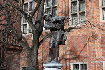 Obraz premium Violinist monument in Torun Poland 