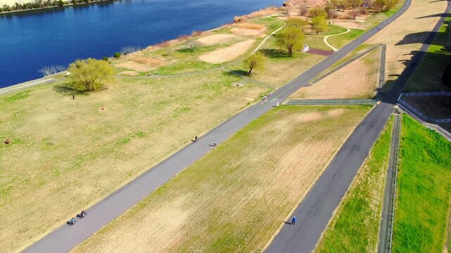 土手沿いを走る自転車を空撮　4K