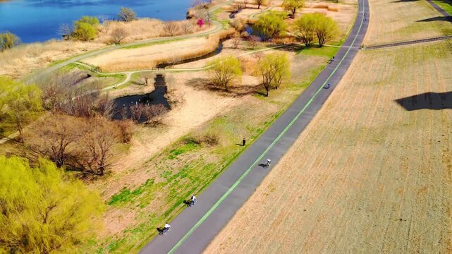土手沿いを走る自転車を空撮　4K