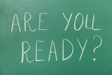 Obraz premium Text ARE YOU READY? on green chalkboard
