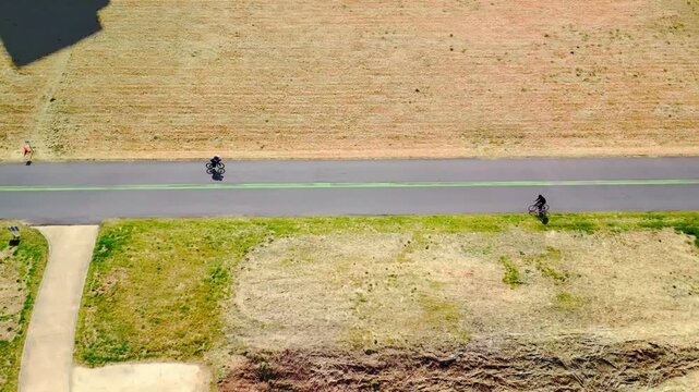 土手沿いを走る自転車を空撮　4K