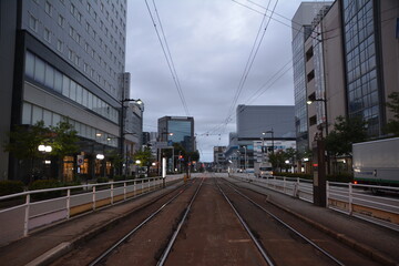 Obraz premium 市街地の路面電車の線路