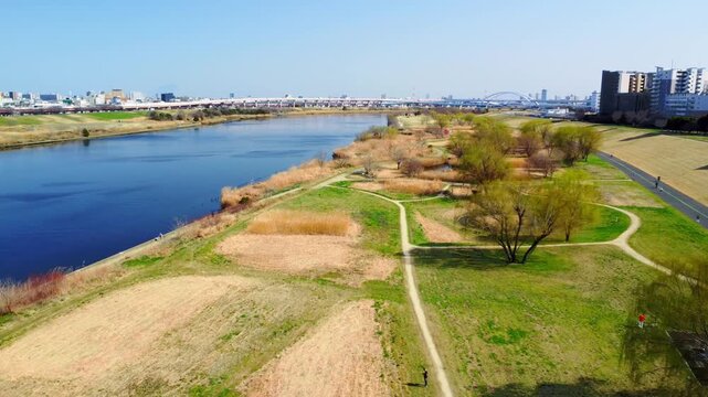 晴れた日の川と土手を空撮　4K