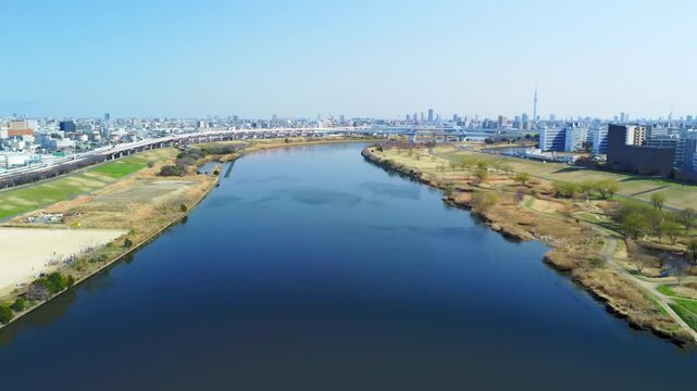 晴れた日の川と土手を空撮　4K